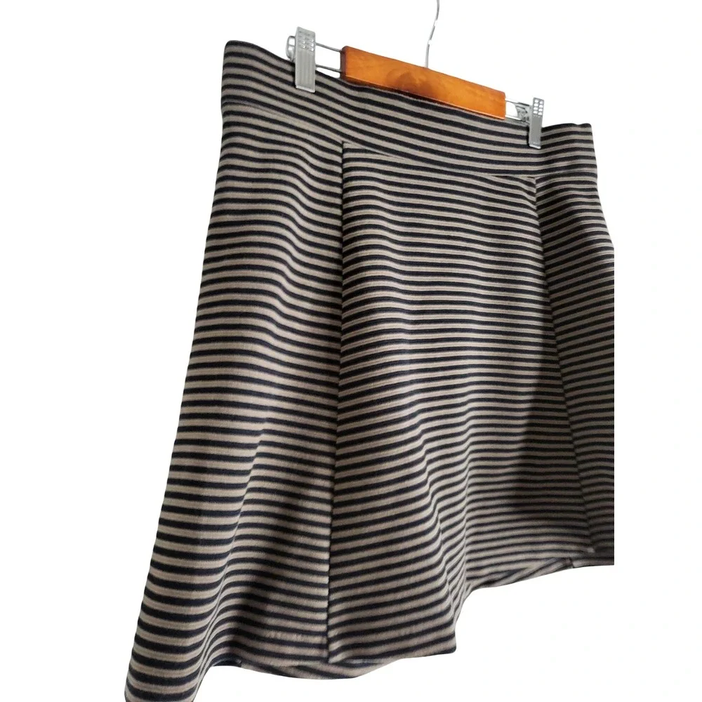 Banana Republic Striped A-Line Mini Skirt Black Tan Knit M Preppy Parisian Chic